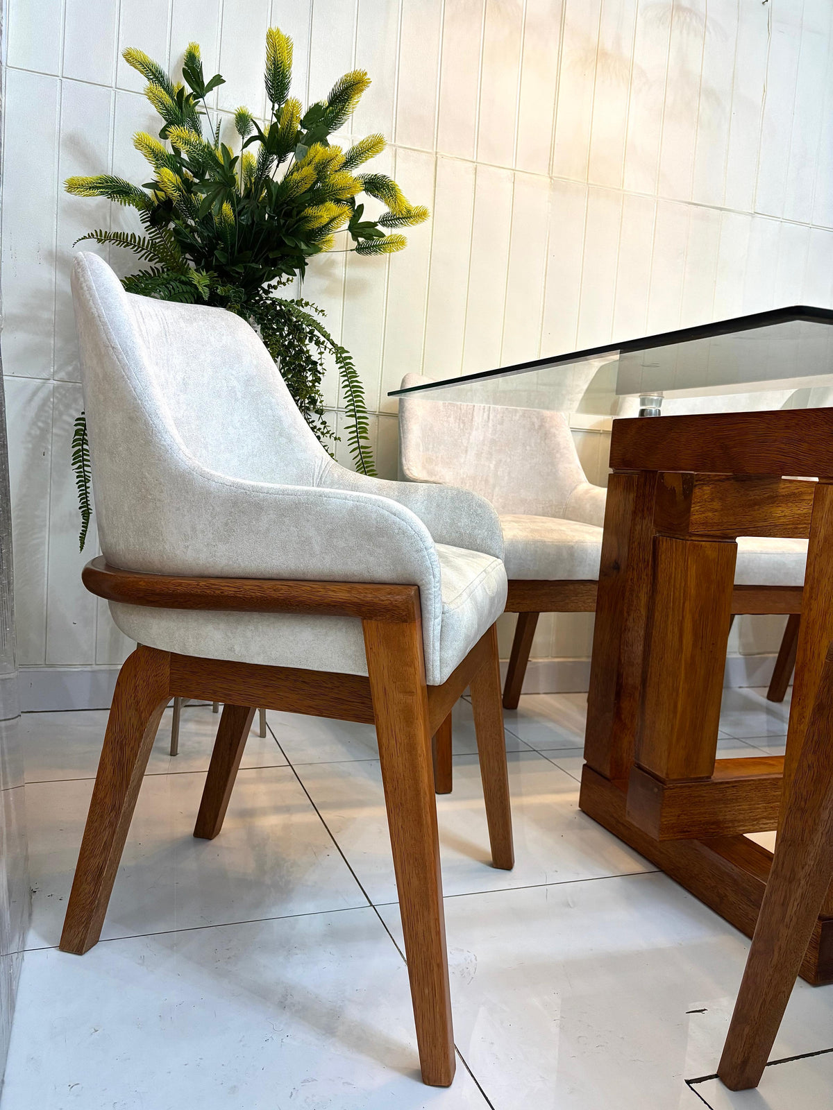 Silla del comedor Ninet en madera tornillo con tapizado crema y base de madera - Deco Muebles