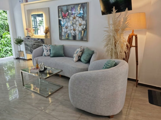 Juego de sala seccional 3 cuerpos curvo tapizado en tela gris con butaca - Deco Muebles