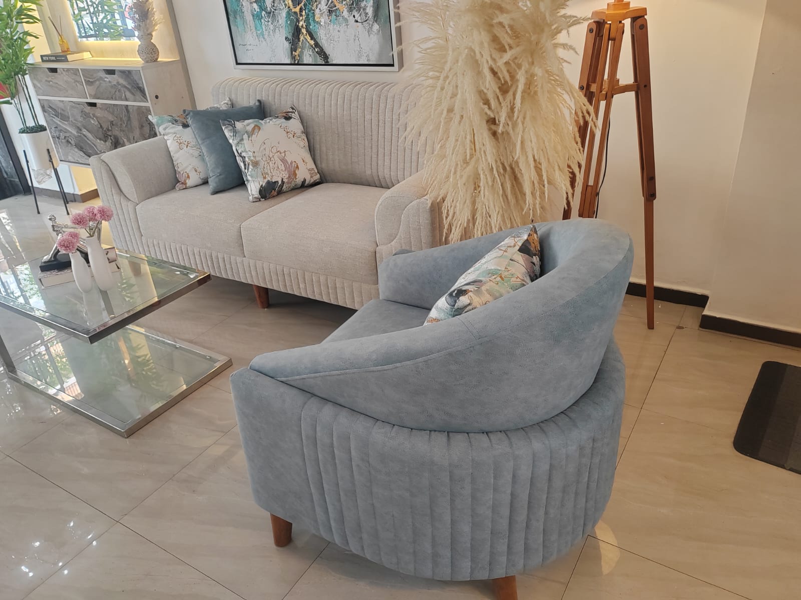 Butaca Veni tapizada color celeste para departamento pequeño