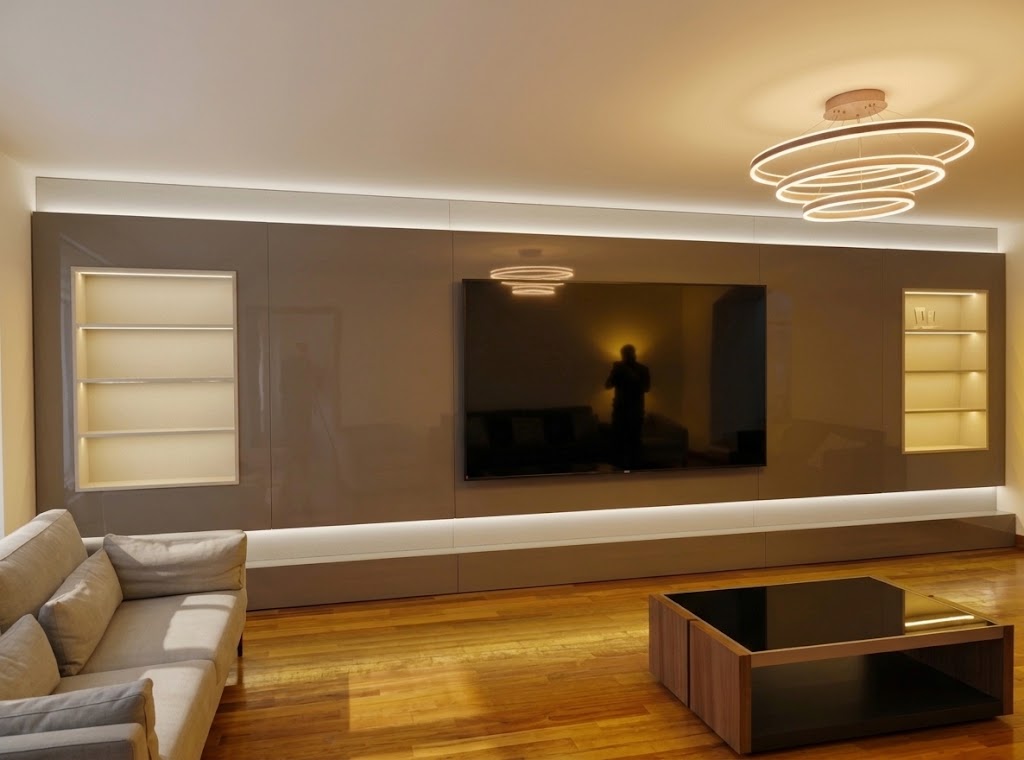 Centro de entretenimiento para TV 100 pulgadas con acabado alto brillo y nichos iluminados
