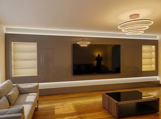 Centro de entretenimiento para TV 100 pulgadas con acabado alto brillo y nichos iluminados
