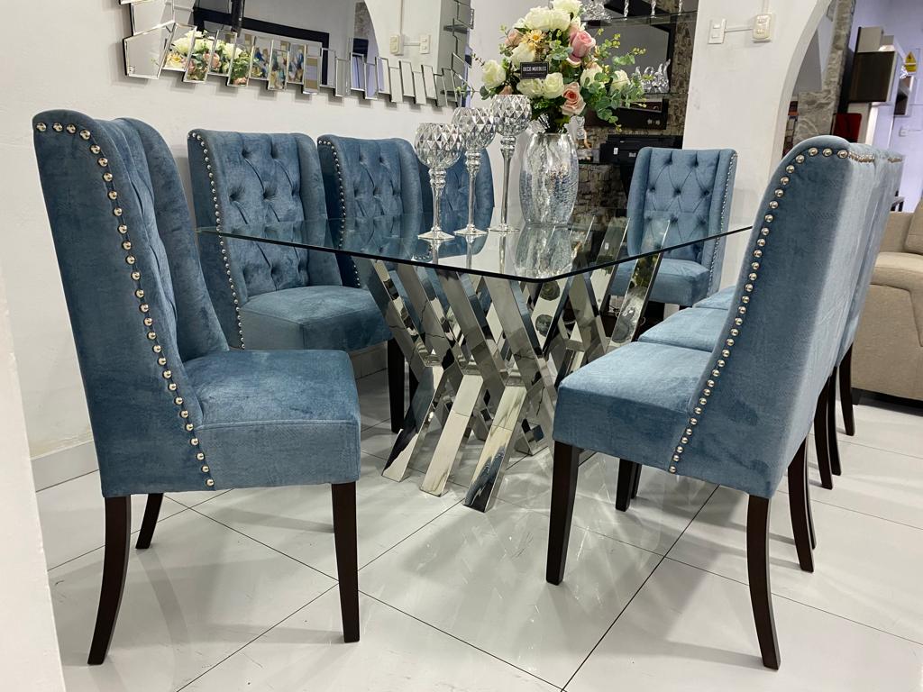 Comedor Alondra de 6 y 8 sillas con sillas azul capitoné con tachuelas y base de acero inoxidable en X - Deco Muebles