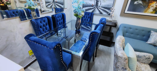 Comedor estilo capitoné de 6 y 8 sillas con sillas azul rey y mesa de vidrio - Deco Muebles