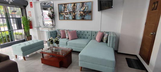 Mueble seccional capitoné Bre en verde agua con chaise, para departamentos - Deco Muebles