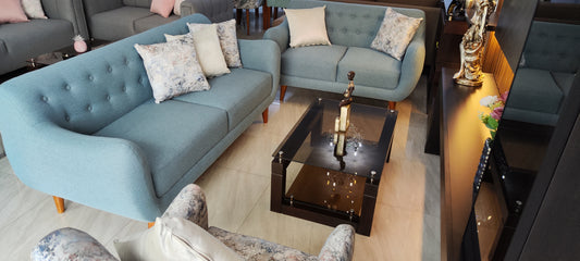 Juego de sala Vintage 3-2 en tela celeste capitoné con patas de madera - Deco Muebles